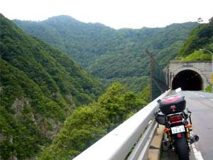 トンネル手前から渓谷の臨む