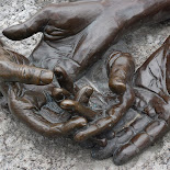 Louise Bourgeois,The Welcoming Hands