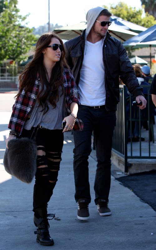 [miley-cyrus-liam-hemsworth-3.JPG]