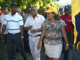 PLD arranca con fuerza campaña en Barahona; mano a mano barrio Enriquillo se convierte en gran marcha-caravana