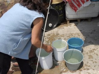 Escasez de agua en SJM,amas de casas cargan agua con cubetas en pleno centro de la ciudad