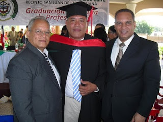 Periodista se gradúa Magna Cum Laude