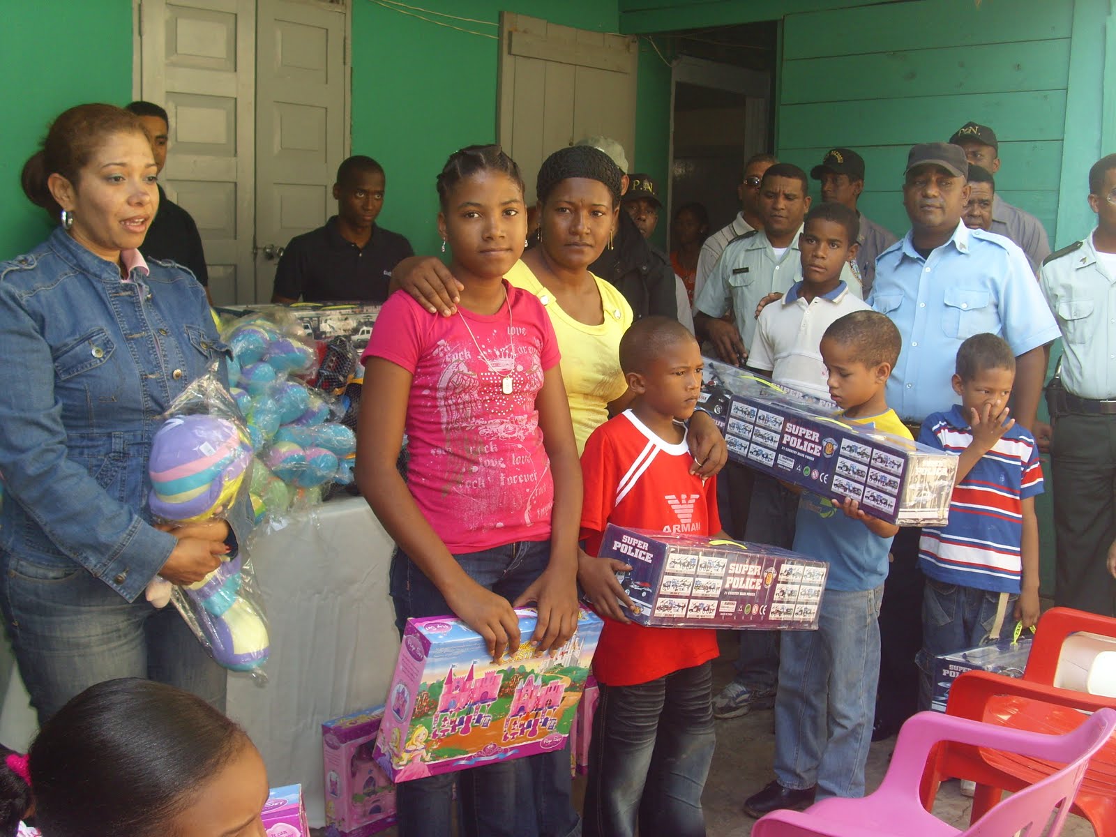[6060.ENTREGAS_DE_JUGUETES_A_POLICIAS[1].JPG]