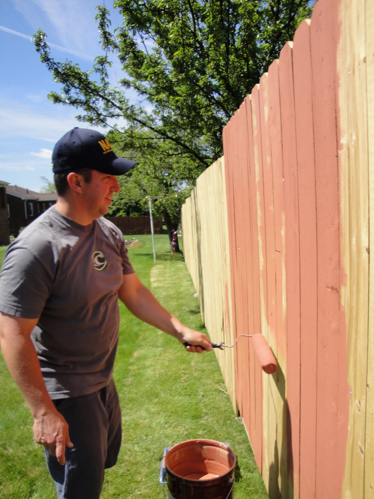 покраска забора деревянного. покраска забора. покраска забора. перекраска деревянного забора. покраска забора деревянного.