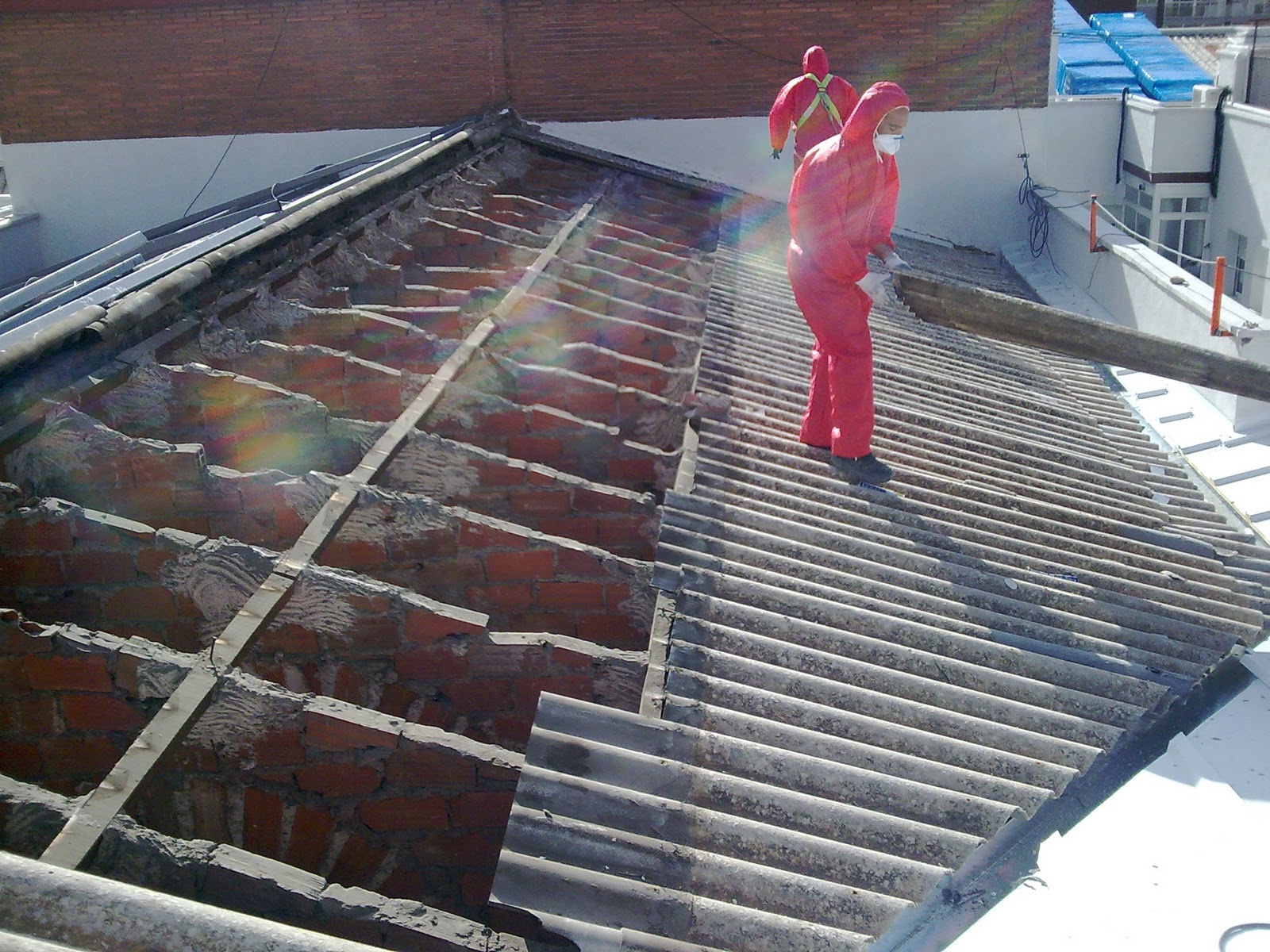 Metal y Amianto: Sustitución de cubierta en viviendas.