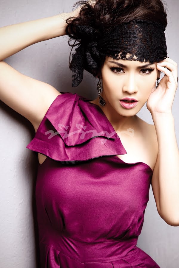 Asian Cute Idol Min Pichaya Tv Pool Magazine