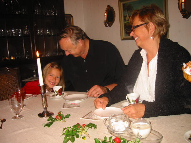[morfar,+mormor+Gerd+och+Sara.JPG]