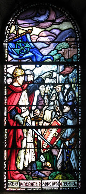 O imperador Carlos Magno manda tomar a fortaleza moura de Lourdes, vitral na capela do castelo