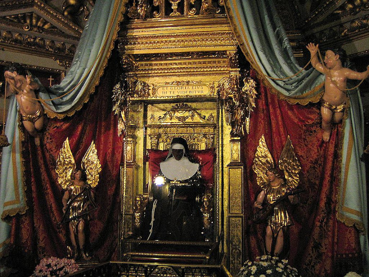Santa Catarina de Bolonha: corpo incorrupto no altar