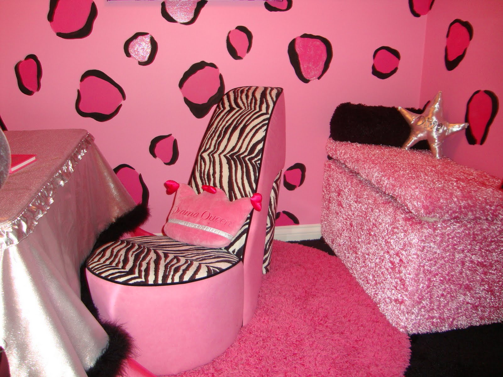 http://3.bp.blogspot.com/_L-deInbQA9c/S-GiJfLSHzI/AAAAAAAAHeU/FsL5E6jOZWg/s1600/hot-pink-zebra-teen-hangout-room.JPG
