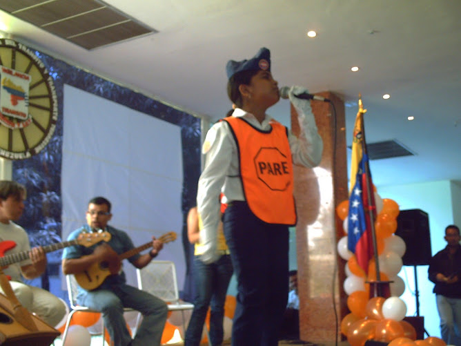 Frandia Palencia cantando en el VII festival de la Voz del patrullero Escolar