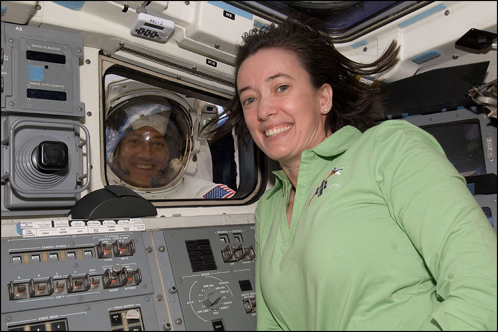 [090522_shuttle_large_13.jpg]