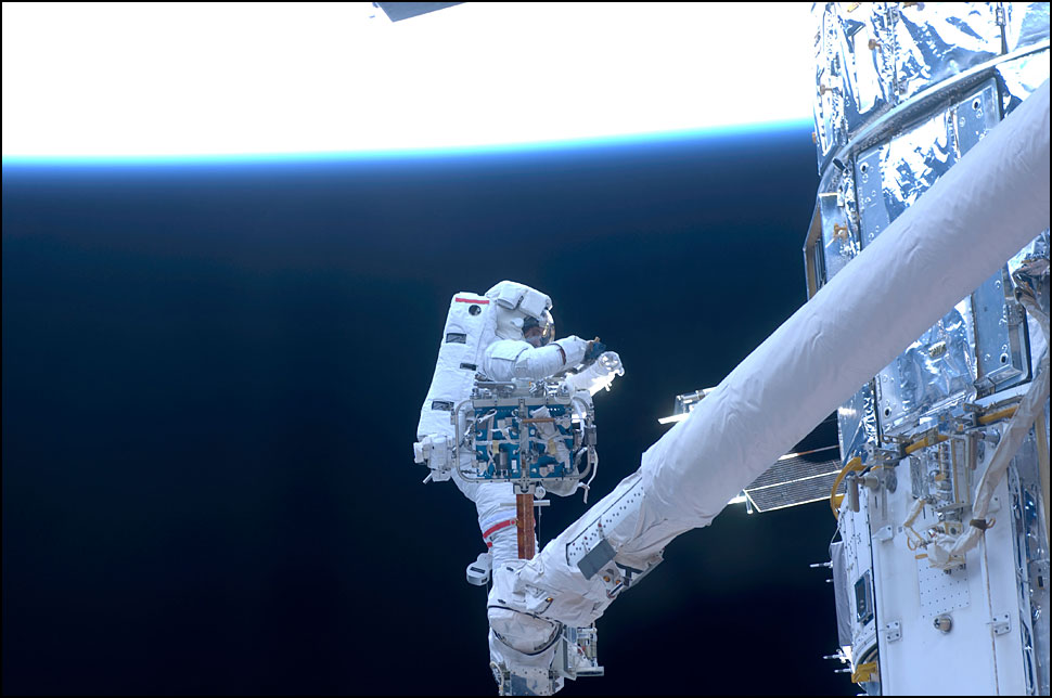 [090522_shuttle_large_16.jpg]