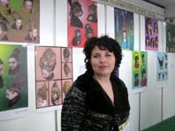 Поэтесса Светлана Балагула на выставке Антонины Меркушевой