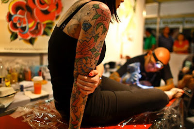 Flower Tattoos  on Woman Tattooed Flower Tattoo On Her Back