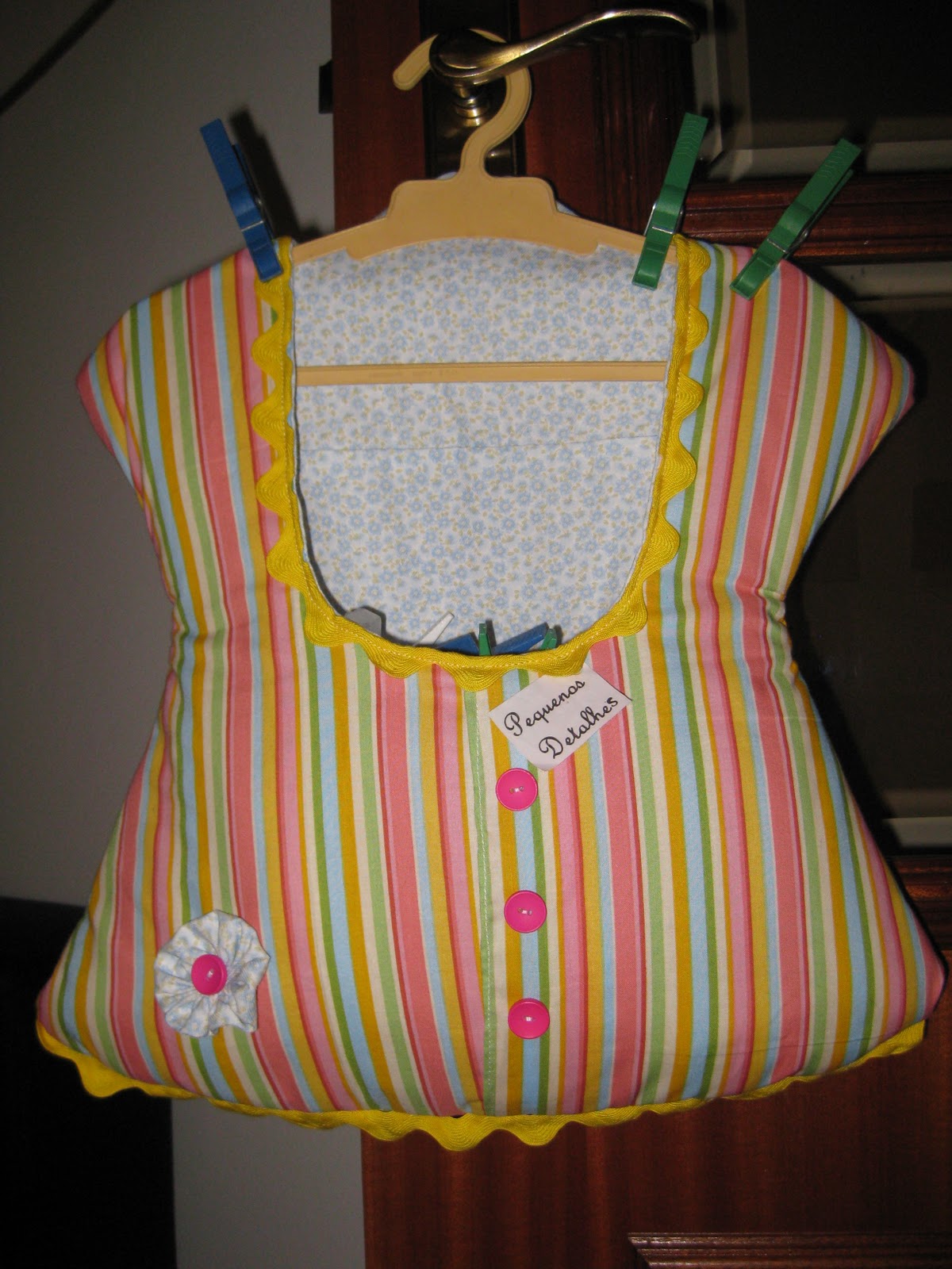 Pequenos Detalhes: Suporte - molas de estender roupa