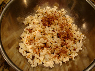 Popcorn in bowl with cinnamon and stevia