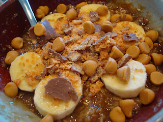 Oats topped with sliced bananas, butterscotch chips and crushed butterfinger