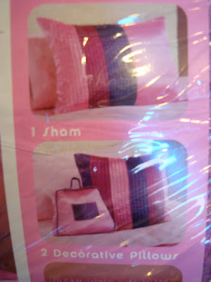 Close up of what bedding set includes on packaging