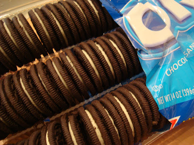 Open container showing Oreos