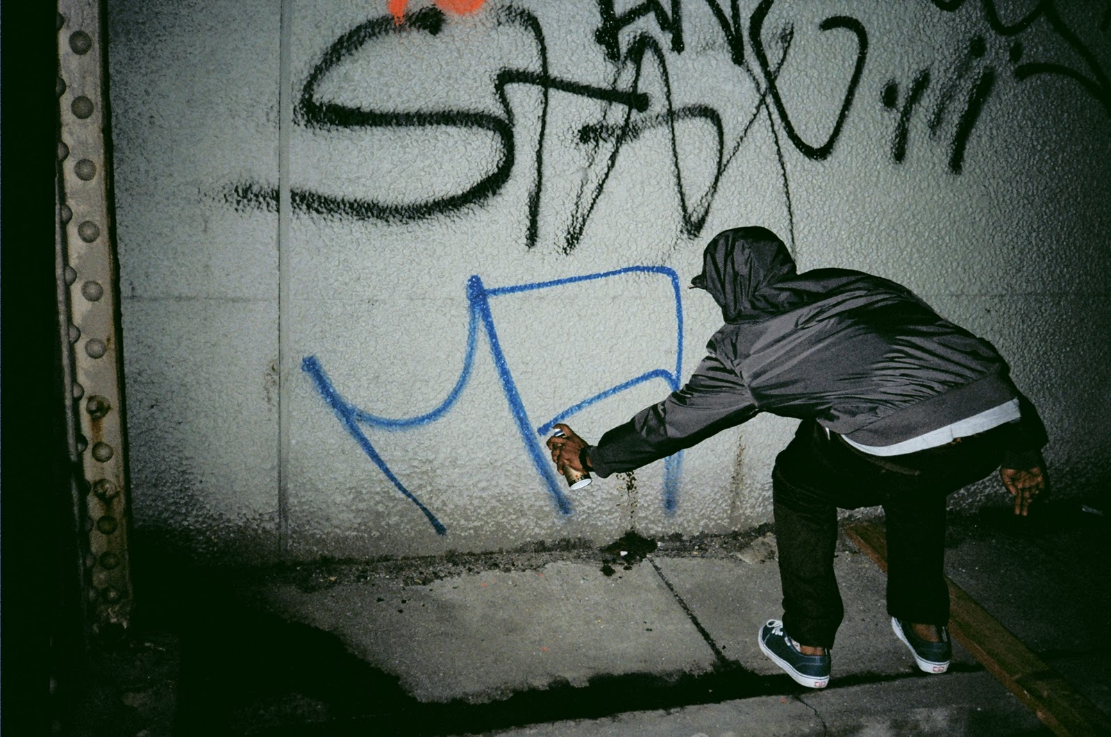 человек рисует на стене. джо уэйлом. райтер граффити-художник. рисунки джо уэйла. человек с баллончиком.