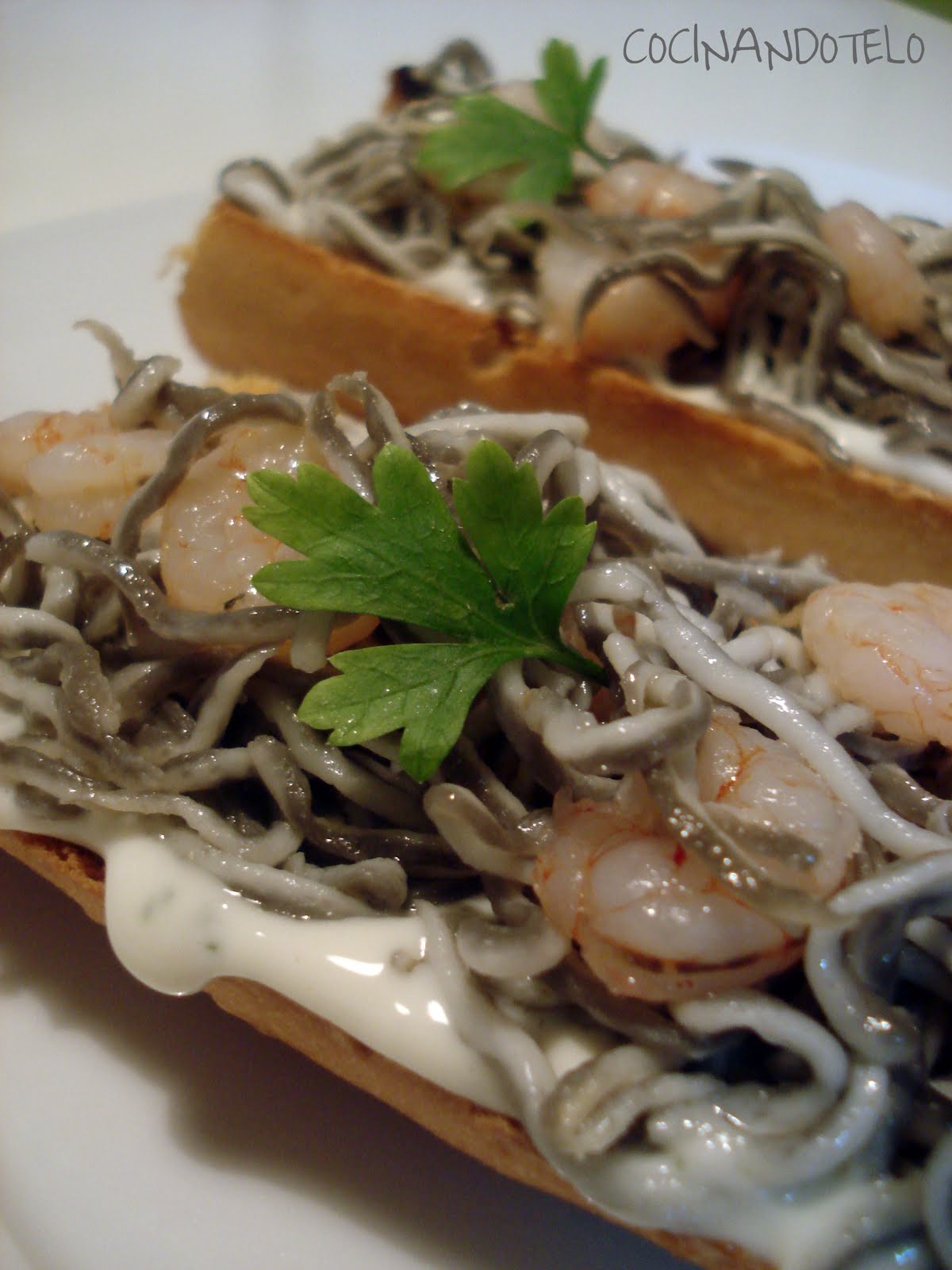 cocin-ndotelo-tostas-de-gula-con-gambas-y-ali-oli