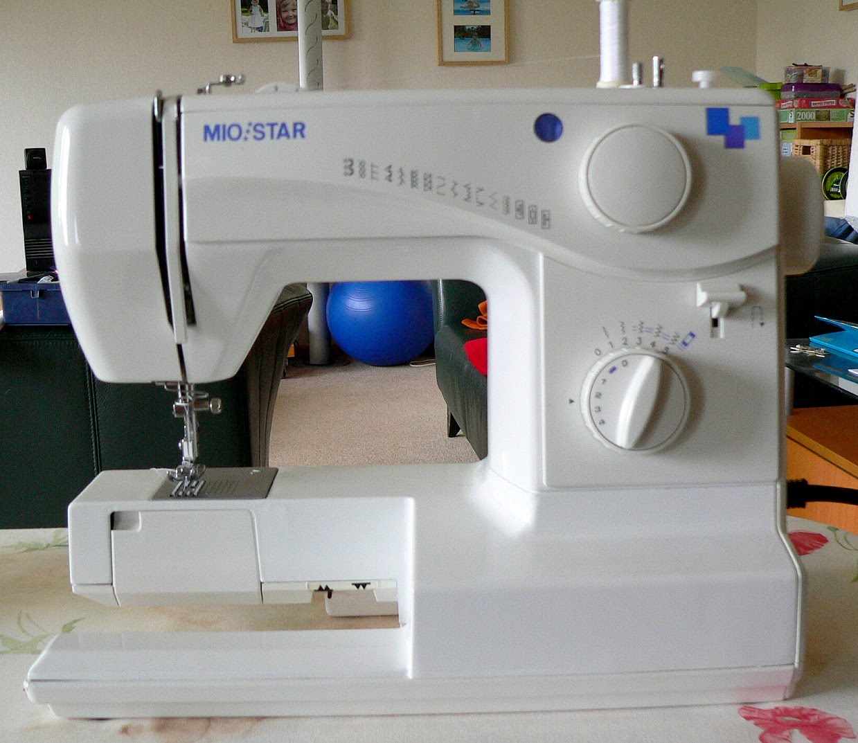 couture-la-maison-sewing-at-home-ma-machine-a-coudre-miostar