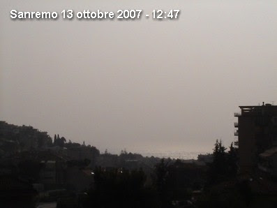 Sanremo oscurata dalla nebbia artificiale.
