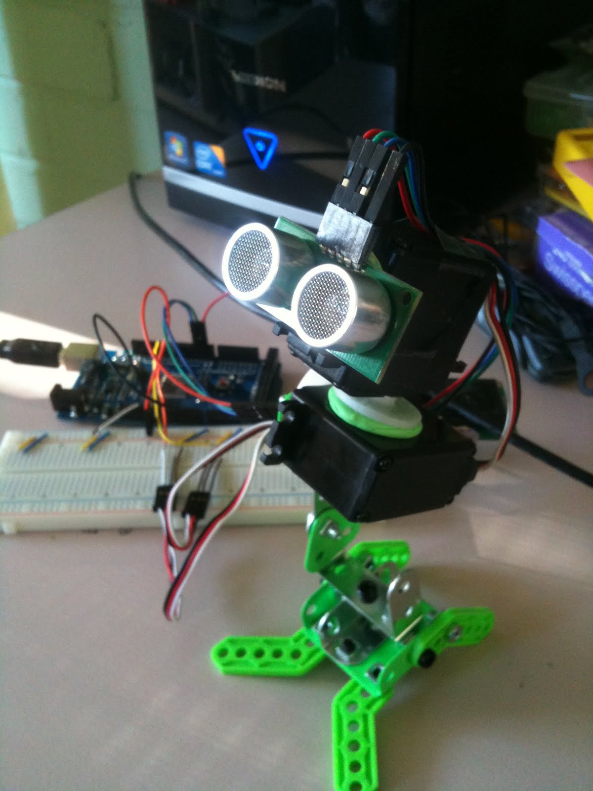 Sirleech of Canberrashire Servo Robot Platform with SRF05