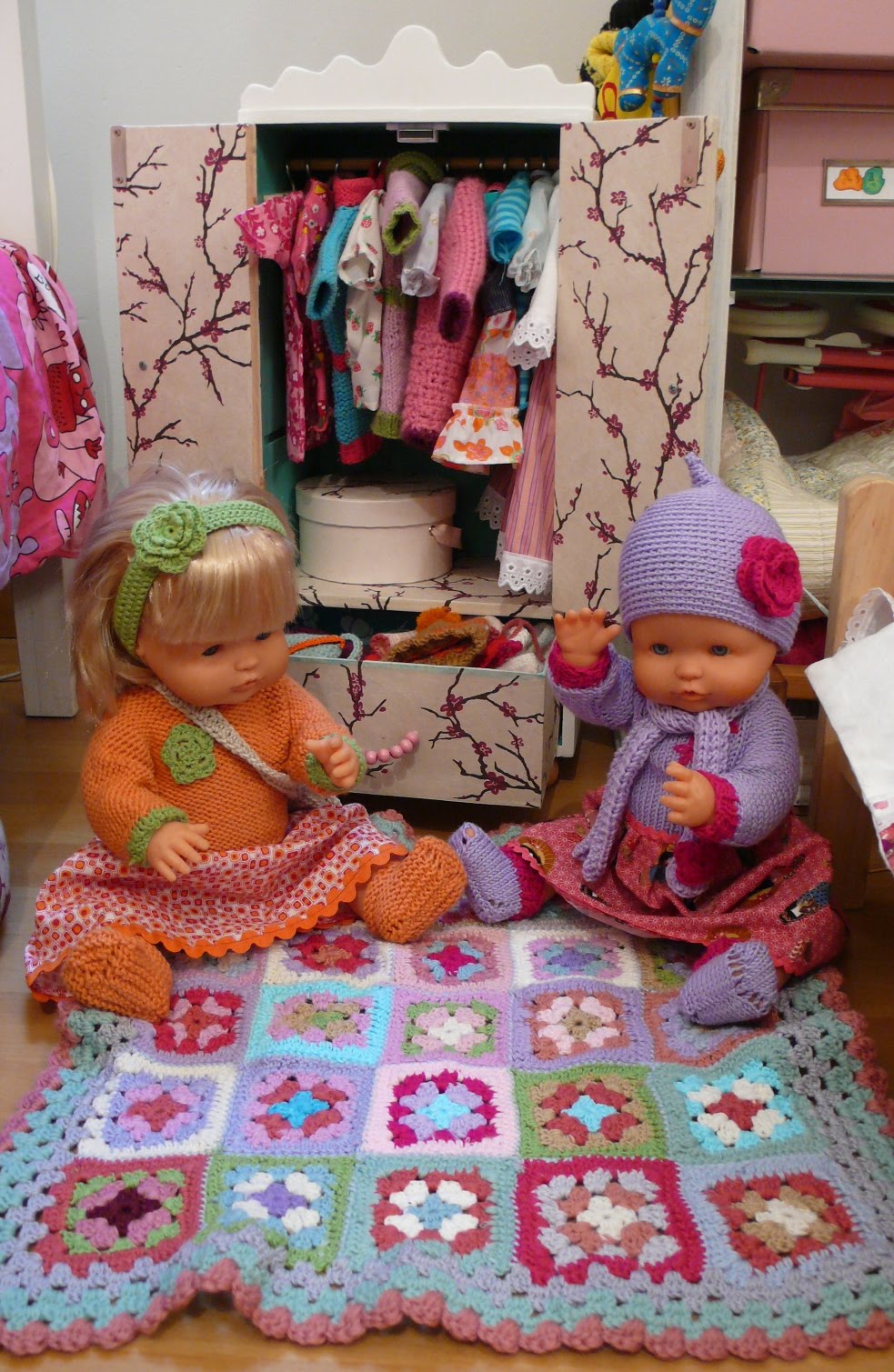 parchita y cotoperí: El armario para la ropa de muñecos
