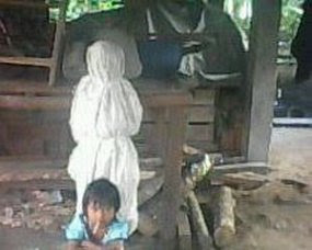 Foto Penampakan Hantu Pocong dan Jesika anak kecil