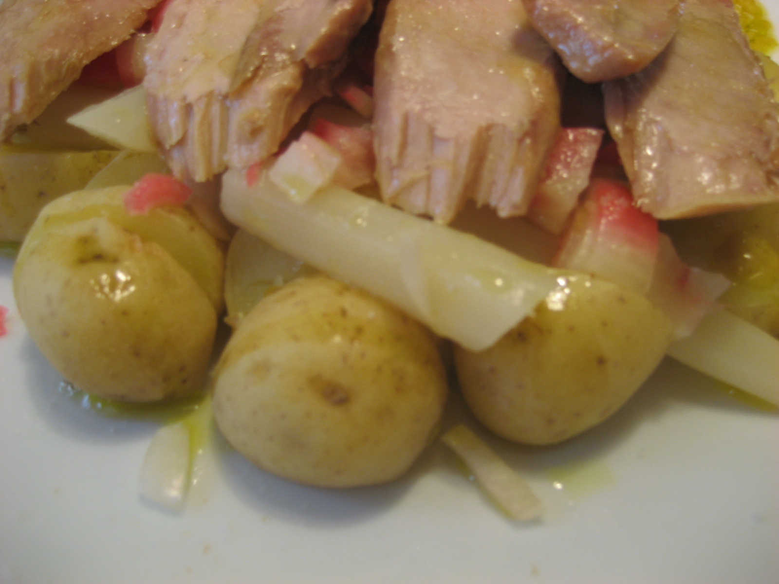 Ensalada de patata con ventresca de atún y aliño de wasabi