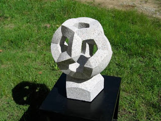 万成石の抽象彫刻　Atmosphere  大気圏