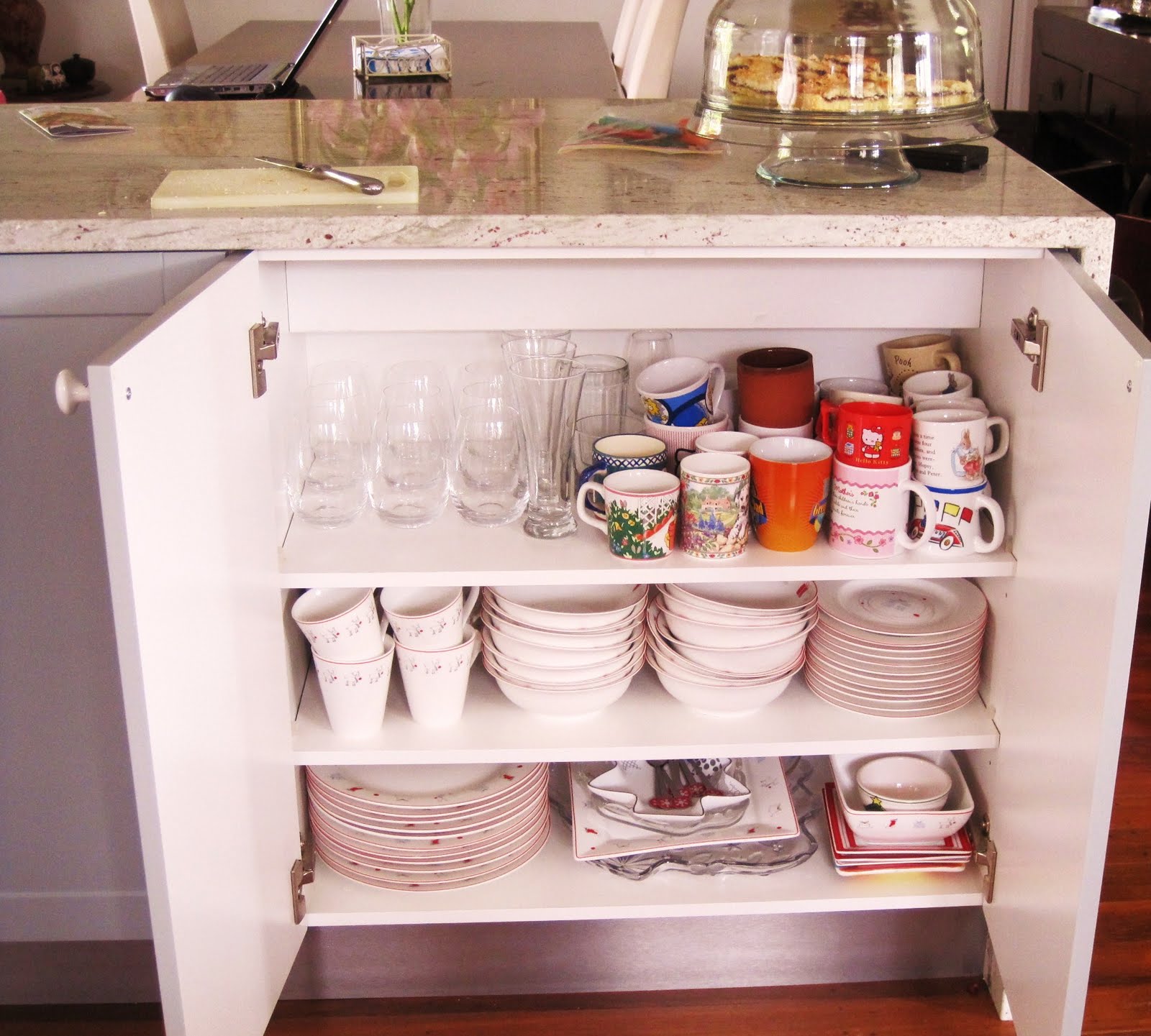 чистая кухонная посуда должна храниться на стеллажах на высоте