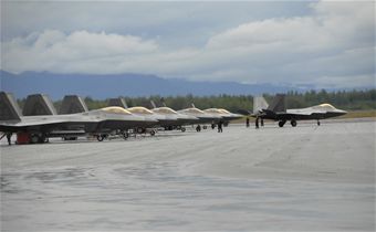 [USAF+F-22+Raptor+90FS+Elmendorf+AFB+on+ramp.jpg]