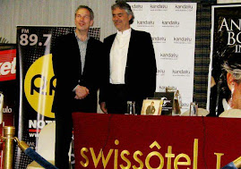 Aqui Vemos a Andrea Bocelli Durante la Conferencia de Prensa Ayer en el Swissotel