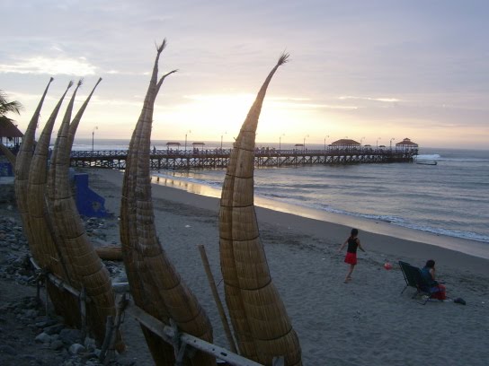 Les caballitos de totora sur la plage de Huanchaco