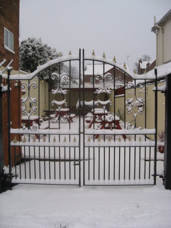 [Snowy+pub+gates.jpg]