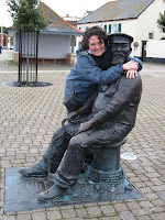 Lola II sitting on (bronze statue of) Yankee Jack's lap