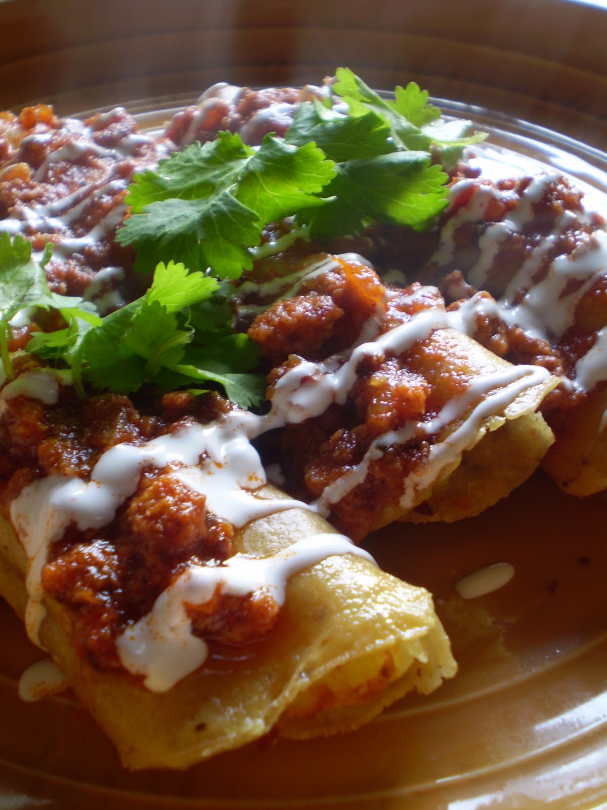 Sazón del corazón Flautas en salsa de chorizo