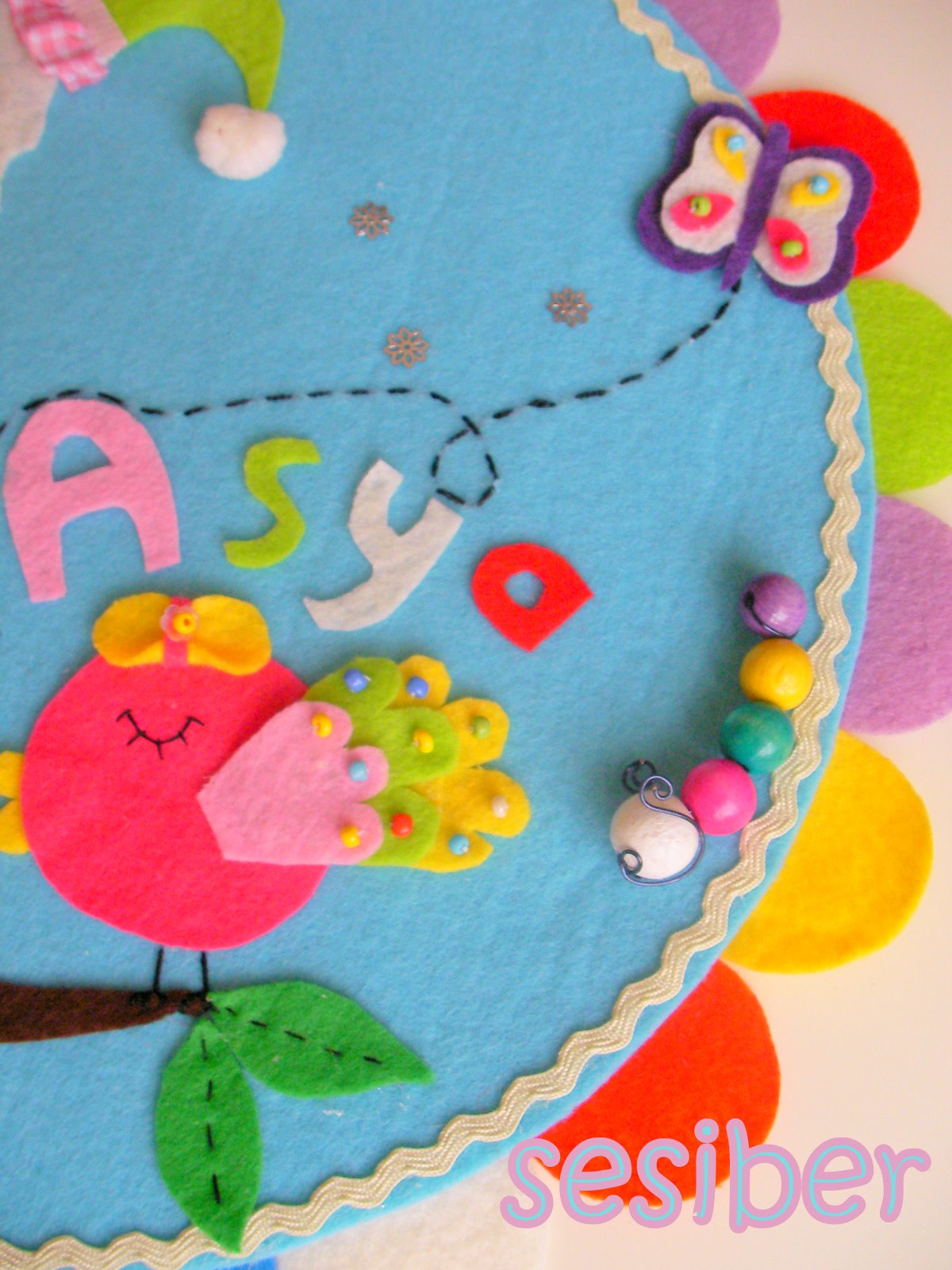 <em>Sesiber</em> Asya ve Duru İçin Kuşlu Kapı Süsü