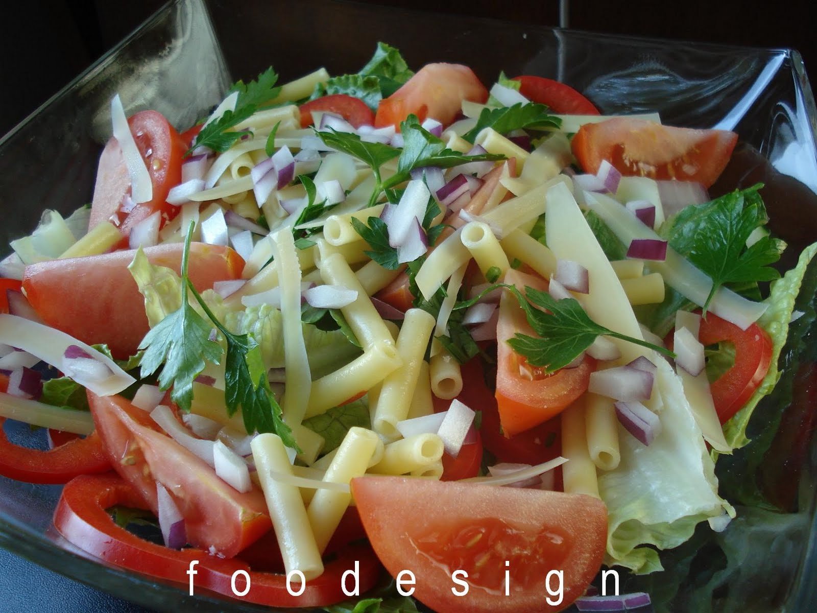 foodesign pasta salad with parmesan & roasted pepper dressing