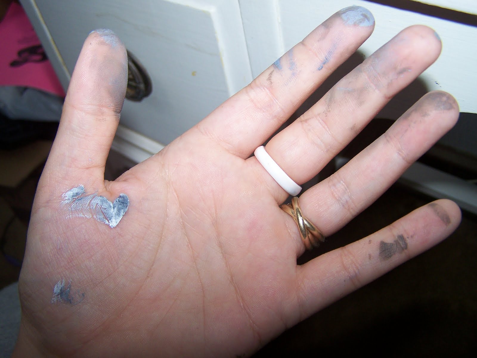 Sparrow's Crafty Nest paint fingers )