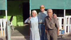 Con   mi amigo Raúl Maytas y su esposa,  frente a su casita en Huarasiña, 15/07/2009