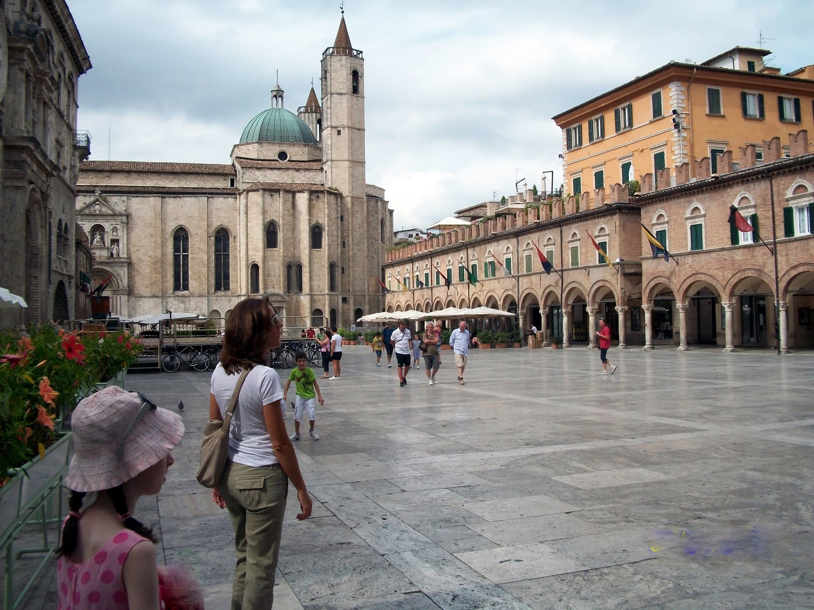 enchanting-italy-piazza-del-popolo-ascoli-piceno