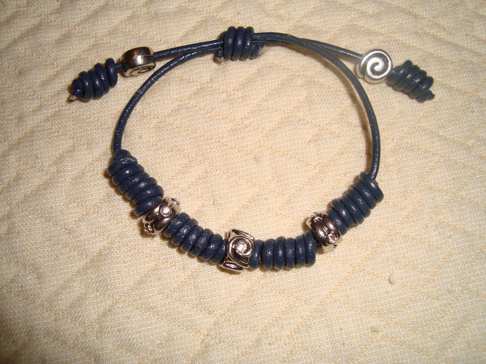 enyescando y paliqueando PULSERAS DE CUERO