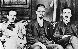 1923. Στο Παρίσι με τους Νίκο Χατζηκυριάκο-Γκίκα (στη μέση) και Στρατή Ελευθεριάδη (Τεριάντ).