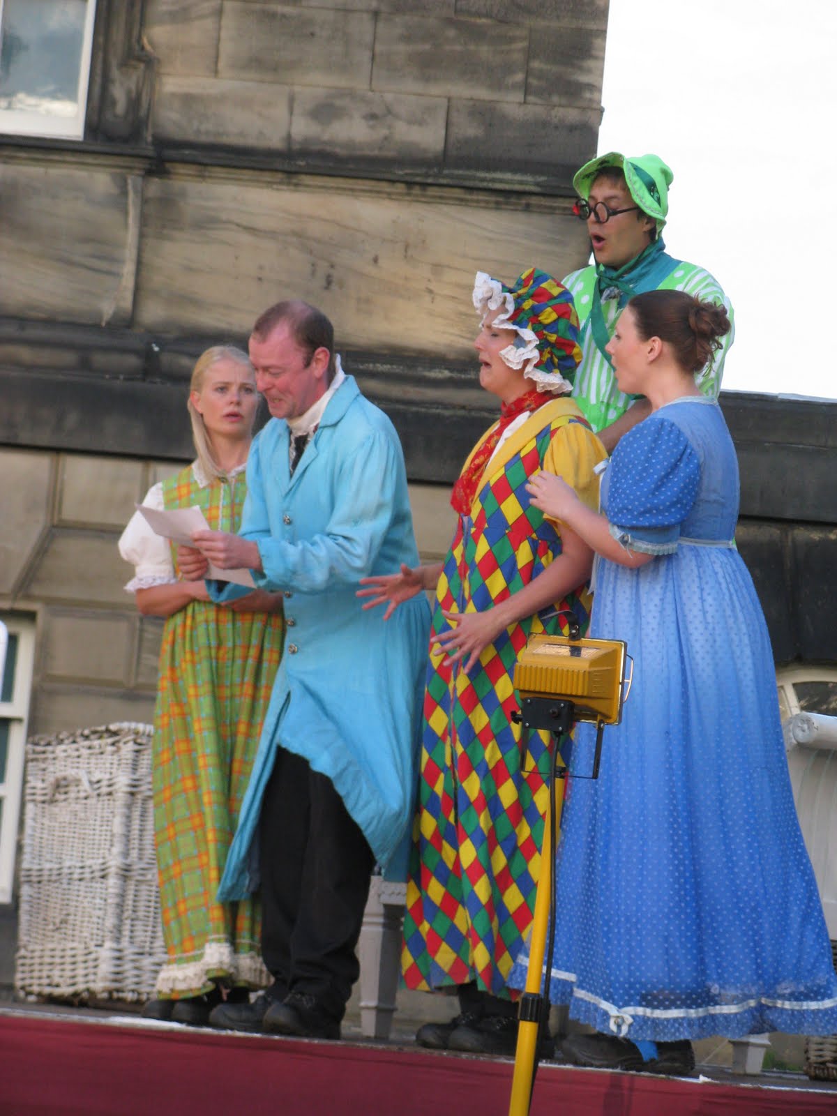 fast pics2 all new pix1 The Yellow Wallpaper 1899 Analysis