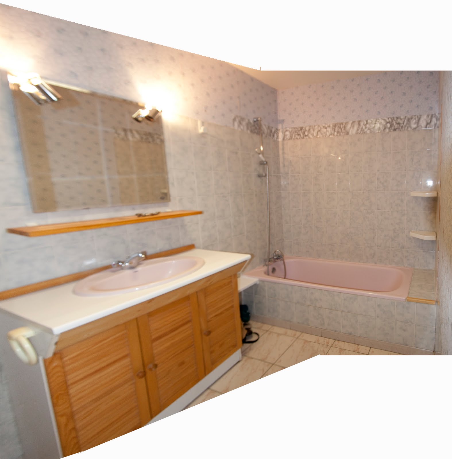 Votre Maison 66 La salle de bain et le couloir d