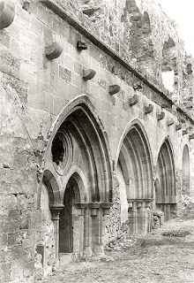Capilla gótica que será reconstruida. Foto tomada antes de su desmonte en 1931
